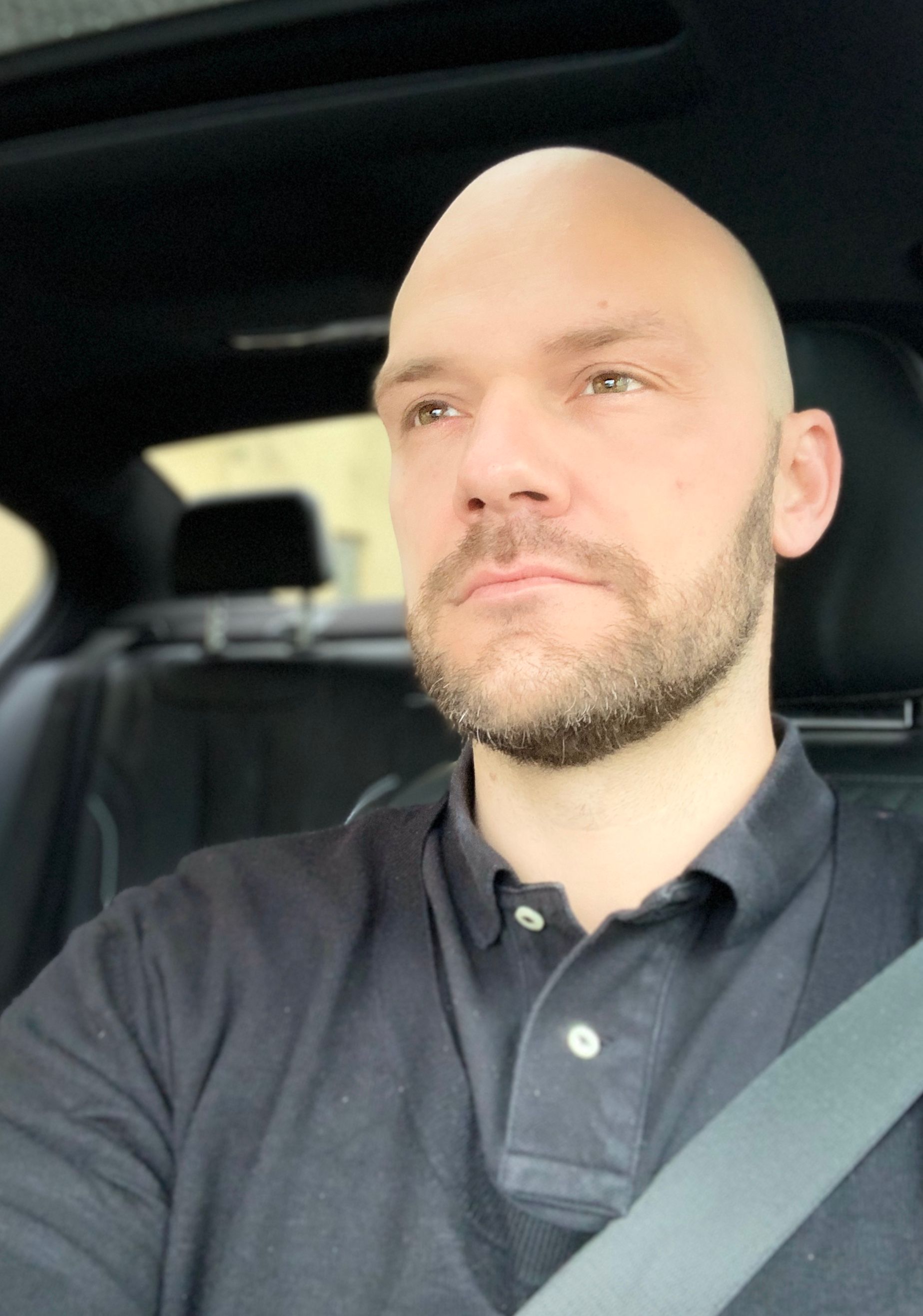 Mitch im Auto vor einem Außendienst-Termin