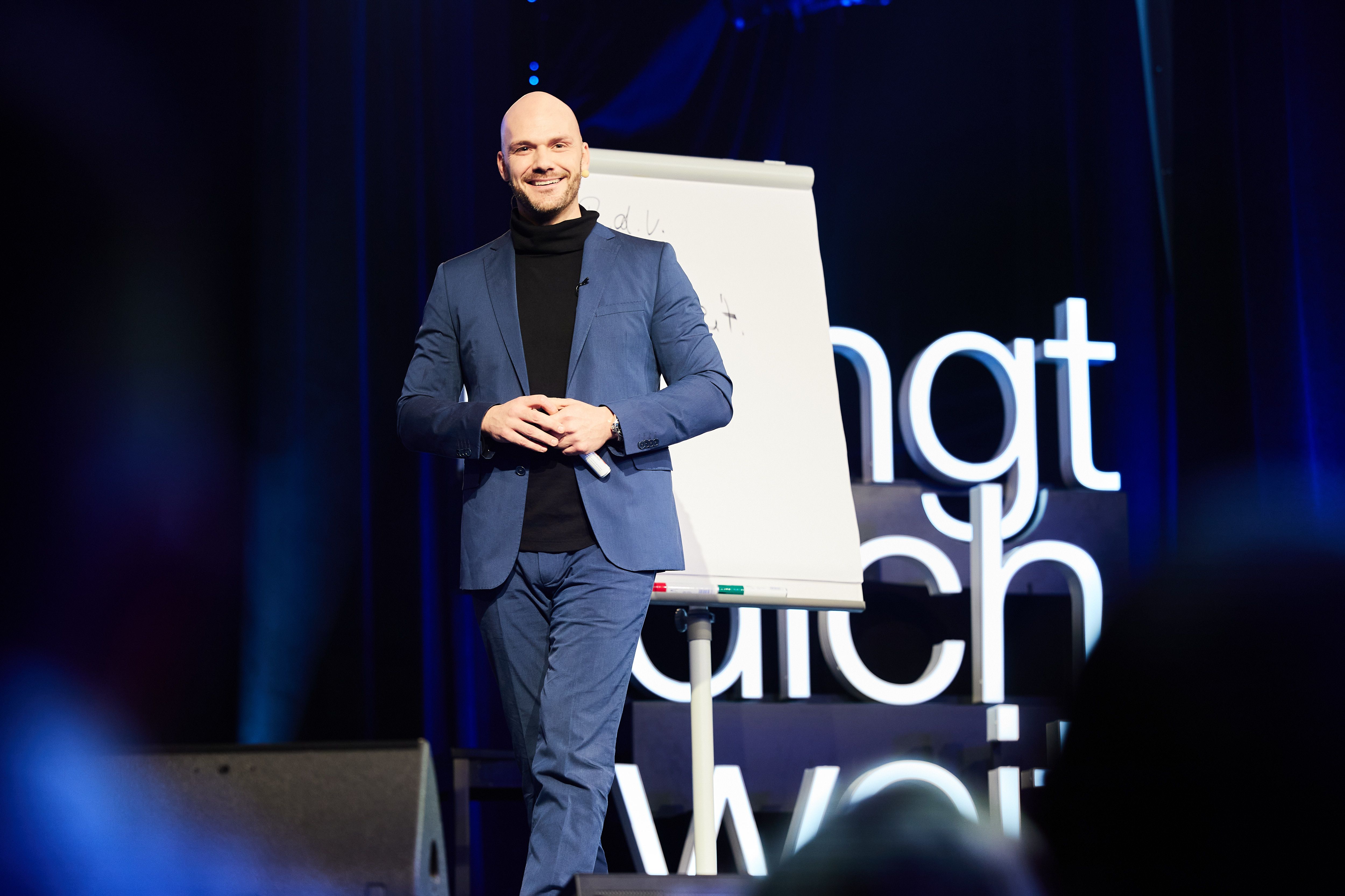 Mitch beim Trainieren am Flipchart